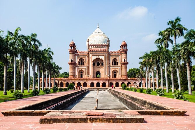 New Delhi: Mughal's architecture tour with transfers - Morning prayers and architecture at Jama Masjid