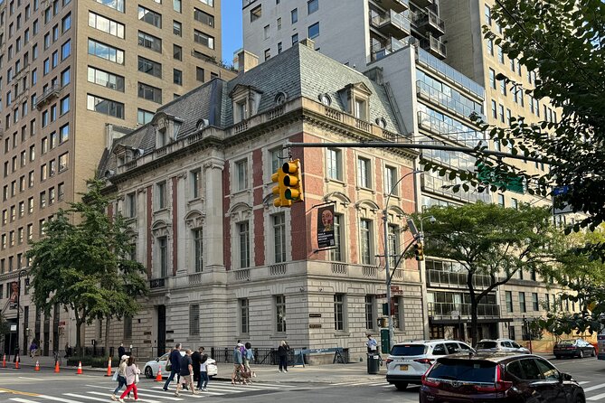 New York Upper East Side Art and Architecture Tour - The Met From Fifth Avenue