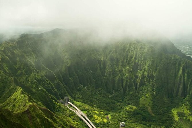 O‘ahu Highlights Private Guided Tour: Landmarks & Architecture - Aliʻiolani Hale and the Kamehameha statue connect the city to government