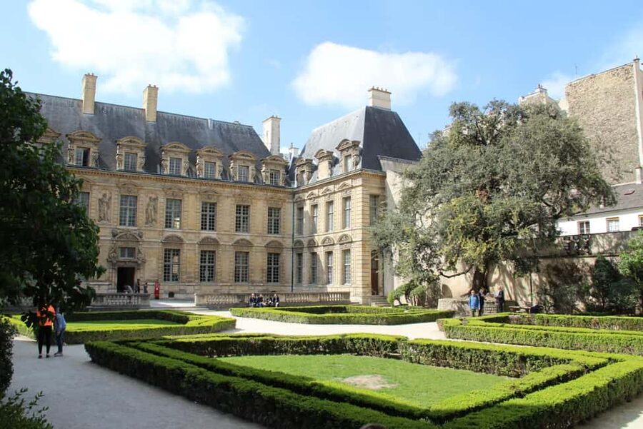 Paris: Discover the hidden architecture gems of Le Marais - Hôtel Lamoignon and the private mansions of Le Marais
