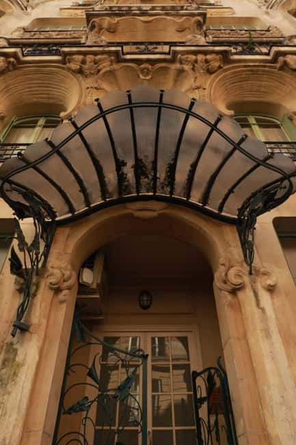Paris - Private Guided Tour with Art nouveau Theme - What the guide adds to the experience