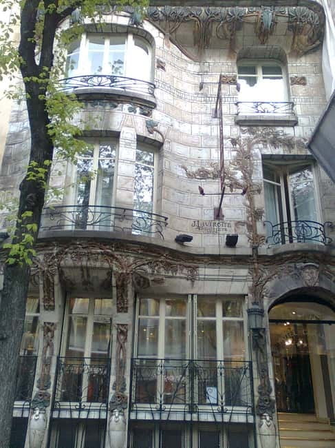 Paris - Private Guided Tour with Art nouveau Theme - Meeting near the Eiffel Tower and getting oriented