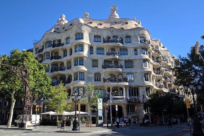 Park Guell and Sagrada Familia, Gaudí's Masterpieces Private Tour - What the guides add