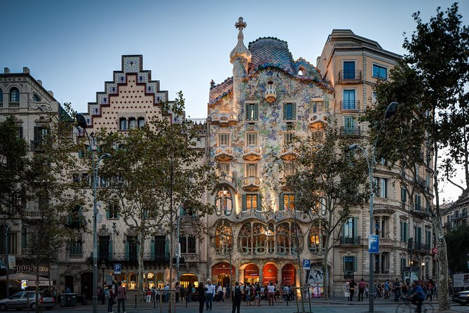 Park Guell and Sagrada Familia Private Tour with Hotel pick-up - Driving through Eixample and Passeig de Gràcia