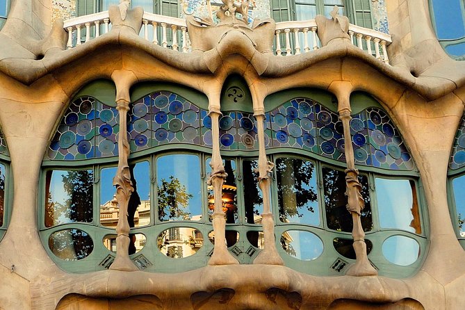 Park Guell and Sagrada Familia Private Tour with Hotel pick-up - Exploring Park Güell above Gràcia