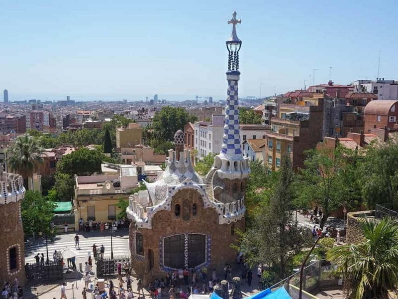 Park Güell: Guided Tour with Optional Gaudí Experience Entry - The guide makes or breaks the visit