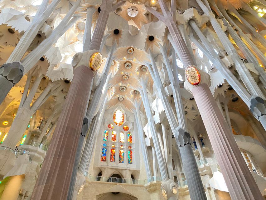 Park Güell & Sagrada Familia Tour - The two-hour break between Gaudí sights