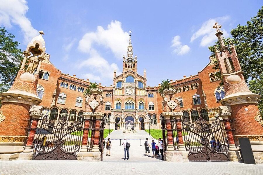 Park Güell & Sagrada Familia Tour - What the guide adds to the experience
