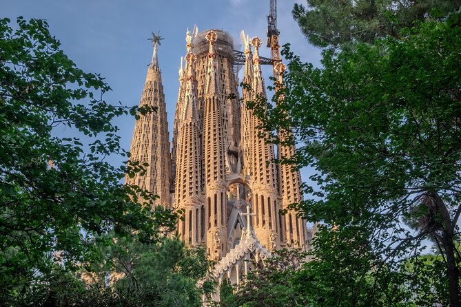 Photo Walking Tour Sagrada Familia and Gaudí in Barcelona - Casa Comalat and Palau Malaya, smaller surprises along the route