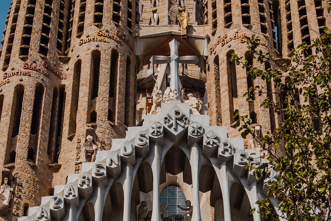 Photo Walking Tour Sagrada Familia and Gaudí in Barcelona - The Sagrada Família as an outdoor photography lesson