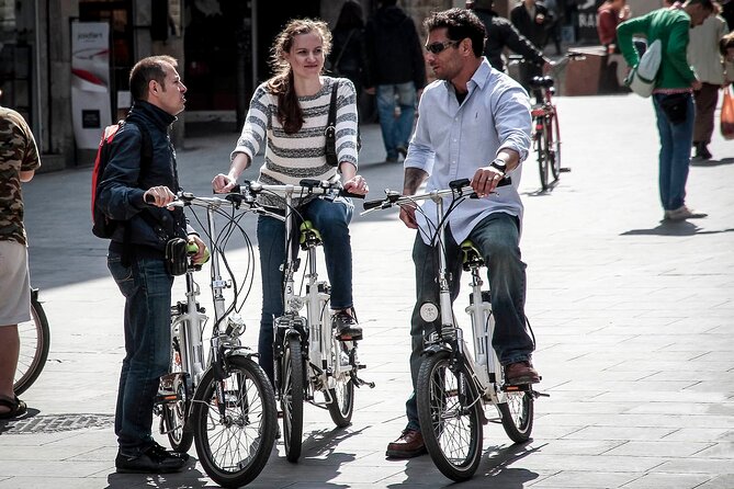 Private Barcelona Bike Highlights & Sagrada Familia - Las Ramblas from a moving view