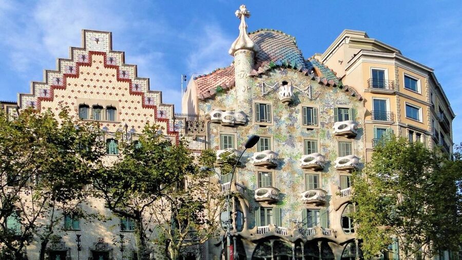 Private Barcelona Modernism and Gaudí Walking Tour - What the guide adds to the experience
