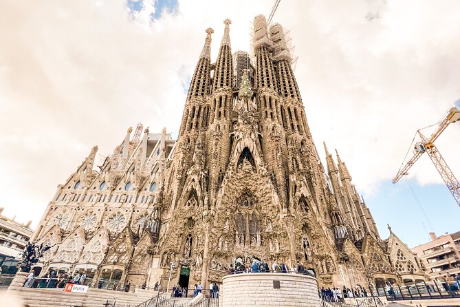 Private Sagrada Familia Guided Tour with Skip the Line Ticket - What the private format really means