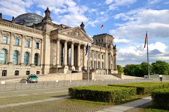Private Taxi Tour City East & West History and Architecture 3-4h - Unter den Linden, Gendarmenmarkt, and the Humboldt Forum