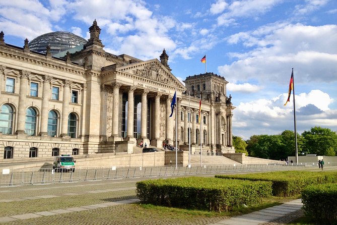 Private Taxi Tour of City East History and Architecture 2-3h - Museum Island and the rebuilt palace