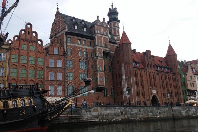 Private Walking Tour of Old Gdańsk with an architect-guide - Optional towers, clocks, and a change of city