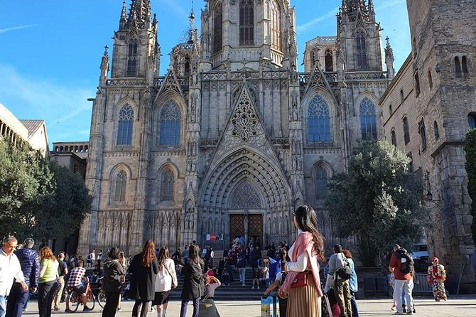 Ramblas, Old Town, Gothic and Gaudi Architecture Walking Tour - La Pedrera, Gaudí’s mountain house