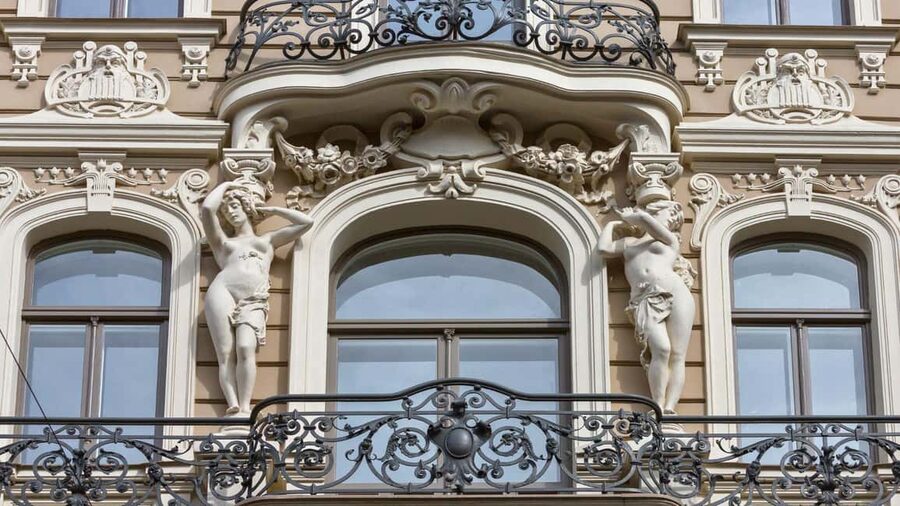 Riga: Art Nouveau Walking Tour with Welcome Drink - What the symbols add to the experience