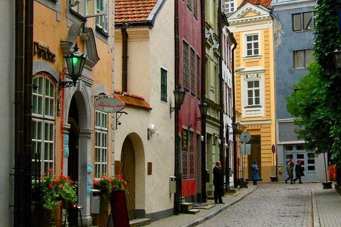Riga Old Town, C Market & Art Nouveau Guided Walking Tour - Into Riga’s Old Town and the House of the Black Heads