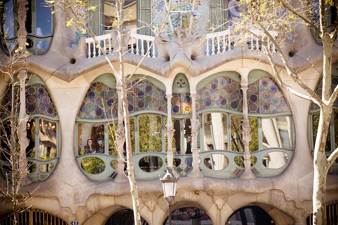 Sagrada Familia and Barcelona Highlights: Private Guided 4-Hour Driving Tour - La Pedrera: A Quick Look at Gaudí’s Wavy Apartment House