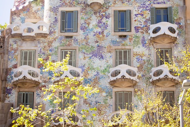 Sagrada Familia and Barcelona Highlights: Private Guided 4-Hour Driving Tour - What the Private Car Adds