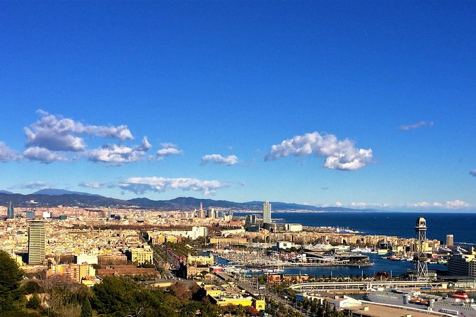 Sagrada Familia and Old Town Private Tour with Hotel Pick-up - Eixample and the modernist avenue