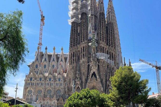 Sagrada Familia and Park Guell Guided Tour with Transport - Staying inside after the guided visit
