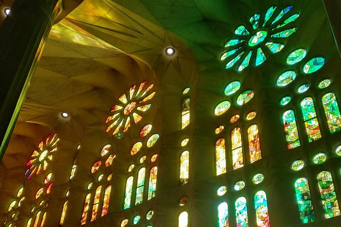 Sagrada Familia English Guided Tour & Optional Tower Access - Plaça de Gaudí and the extra time afterward