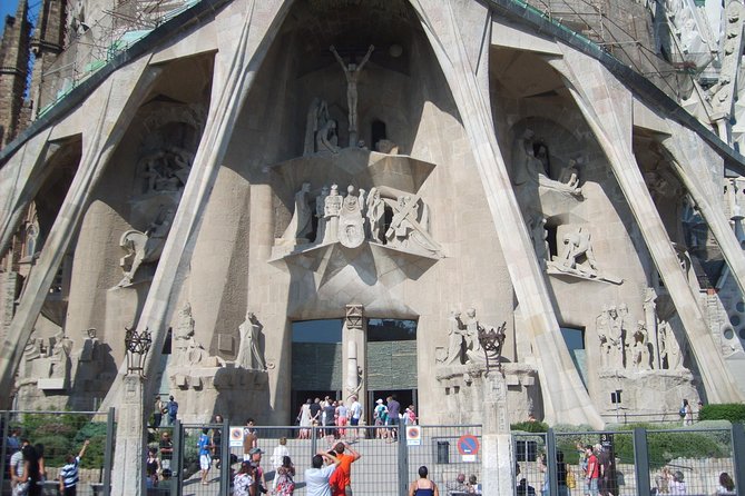 Sagrada Familia Evening Private Tour with Expert Guide - Why the guide can be worth the extra cost