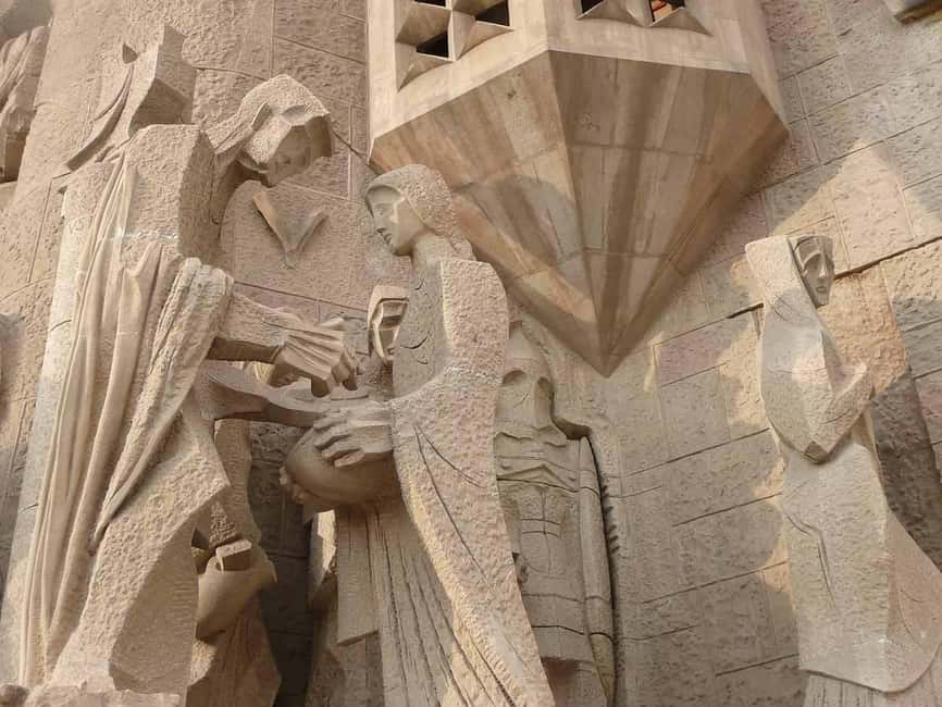 Sagrada Familia Exterior: The Secrets of the Facades - The tablet support is more than a gadget