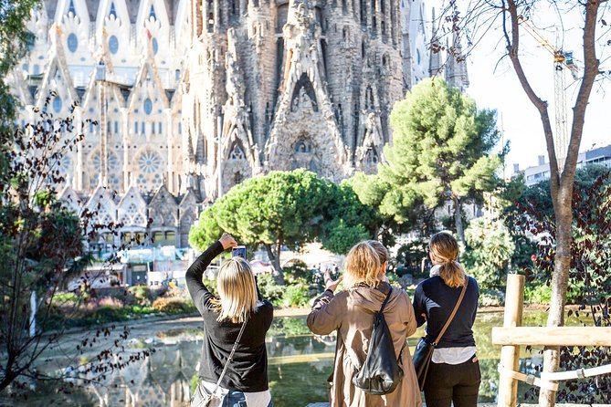 Sagrada Familia Fast Track Guided Tour with Towers Access - Meeting at the Julià Travel office