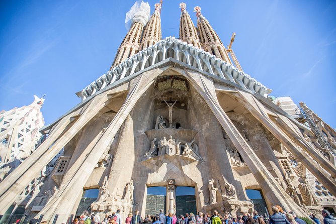 Sagrada Familia Fast Track Guided Tour - The interior: columns, light, and symbolism