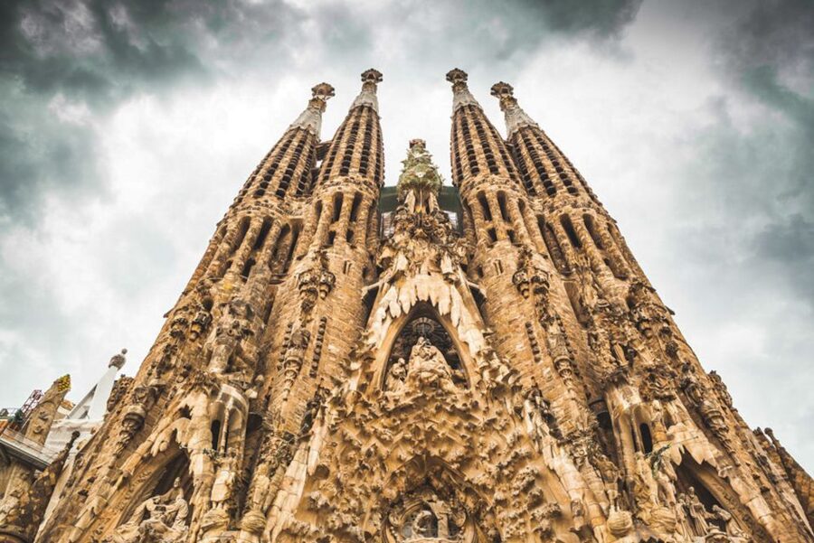 Sagrada Familia & Gaudi Guided Tour Private or Small Groups - The metro connection to the Sagrada Familia