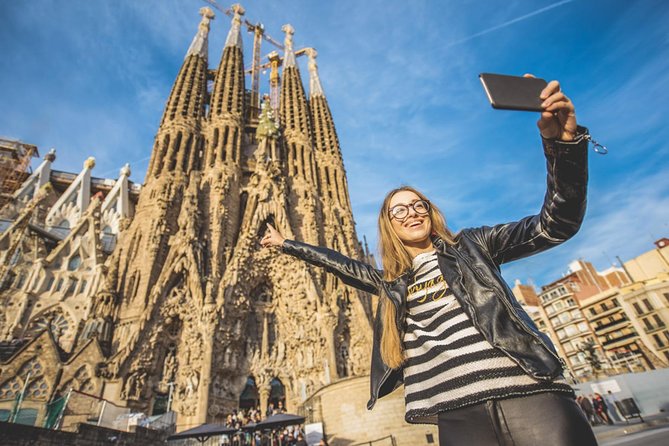 Sagrada Familia & Gaudi Tour Private or Small Group with Tickets - The metro ride to Sagrada Familia
