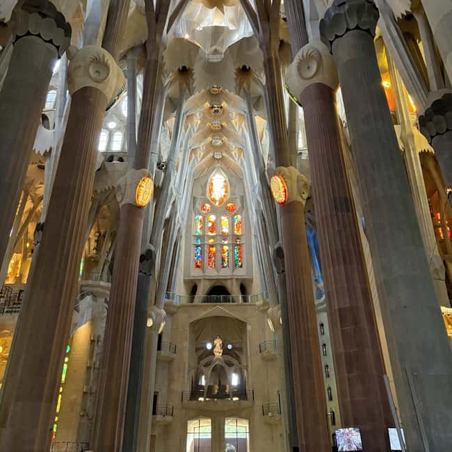 Sagrada Familia Guided Tour - Meeting beside the KFC and starting the visit
