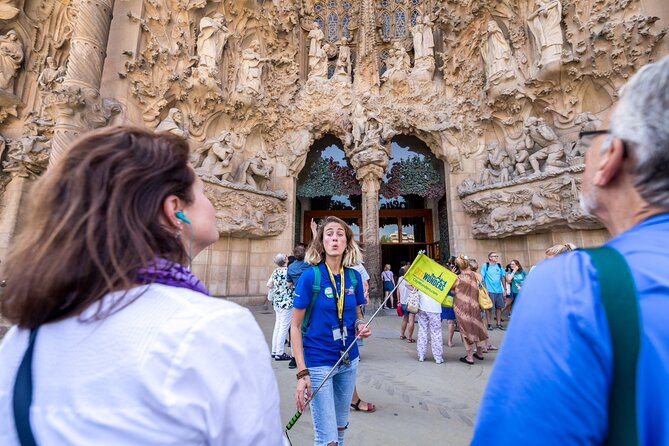 Sagrada Familia Guided Tour with Skip The Line Access - Meeting at Av. de Gaudí and entering the basilica