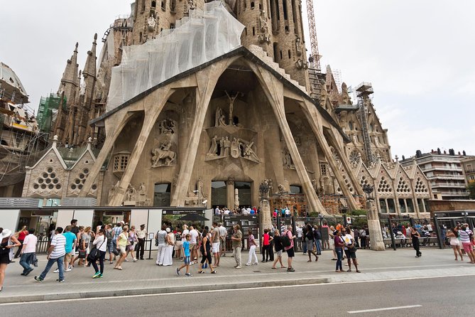 Sagrada Familia Guided Tour with Towers Access - Reading the façades before going inside