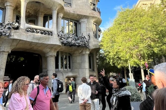 Sagrada Familia & La Pedrera Small Group Tour with Cava Tasting - What the guide adds to the visit