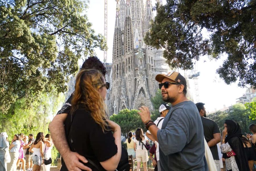 Sagrada Família & More: Barcelona Tour + Candy Tasting - Why the guides matter so much