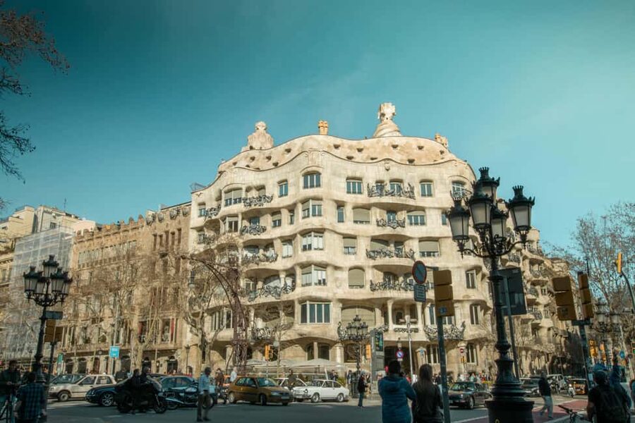 Sagrada Família & More: Barcelona Tour + Candy Tasting - Timing, comfort, and meeting details