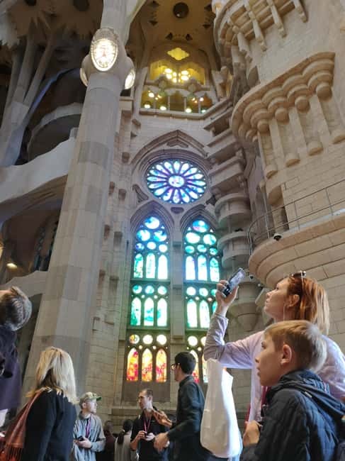 Sagrada Familia & Official Guide Private or Small Group Tour - Starting at the Burger King opposite the basilica