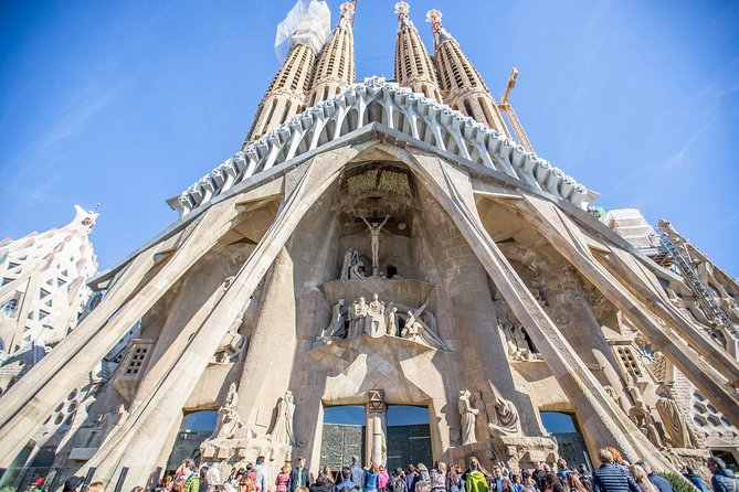 Sagrada Familia & Park Guell Guided Tour with Skip The Line - Park Güell: mosaics, gardens, and a hillside view