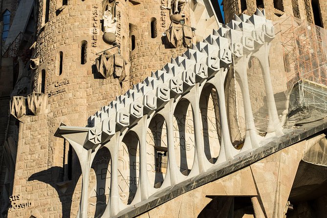 Sagrada Familia Private Guided Tour with Skip the Line Tickets - Dress, timing, and practical details