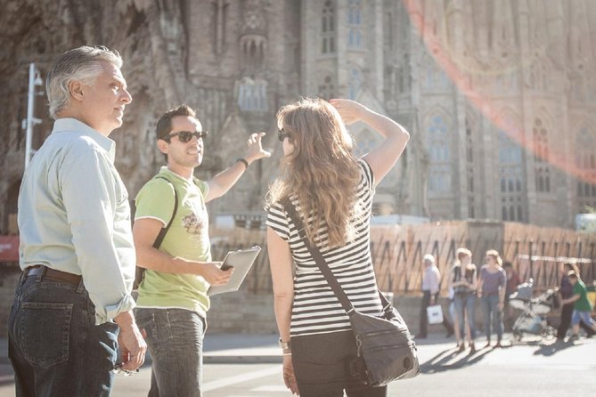 Sagrada Familia Private Guided Tour with Skip the Line Tickets - Entering the basilica and reading the façades