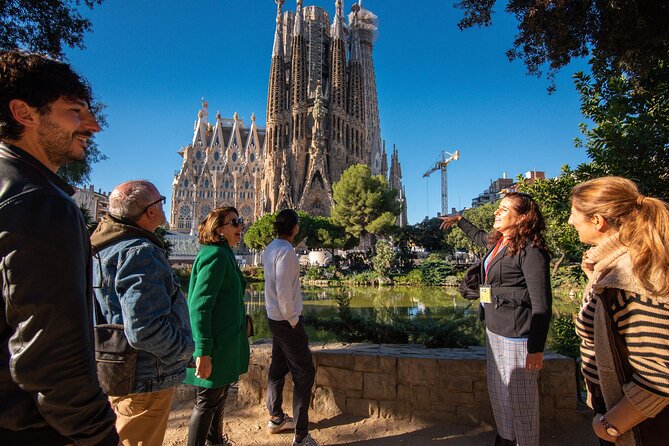 Sagrada Familia Small Group Guided Tour with Skip the Line Ticket - Why a guide changes the Sagrada Familia visit