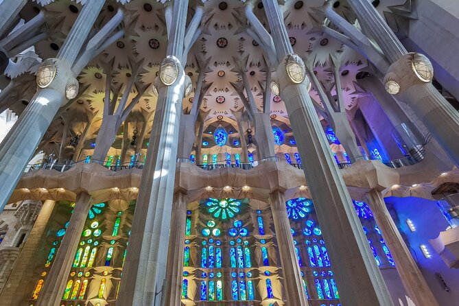Sagrada Familia Small Group Guided Tour with Skip the Line Ticket - What the guide explains