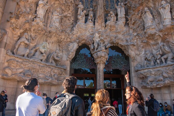 Sagrada Familia Small Group Guided Tour with Skip the Line Ticket - Who should choose this tour?