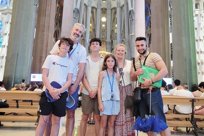 Sagrada Familia: The Golden Hour with Skip the line Tickets - Practical advice for arrival and the surrounding area
