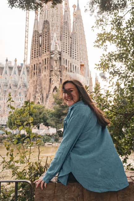Sagrada Familia tour - Architecture, symbols, and local stories