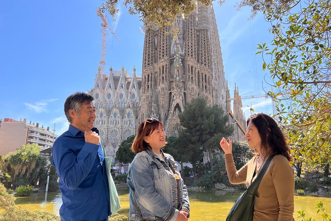 Sagrada Familia Tour with Express Entry and Local Guide - Fast entry at the Basilica de la Sagrada Familia